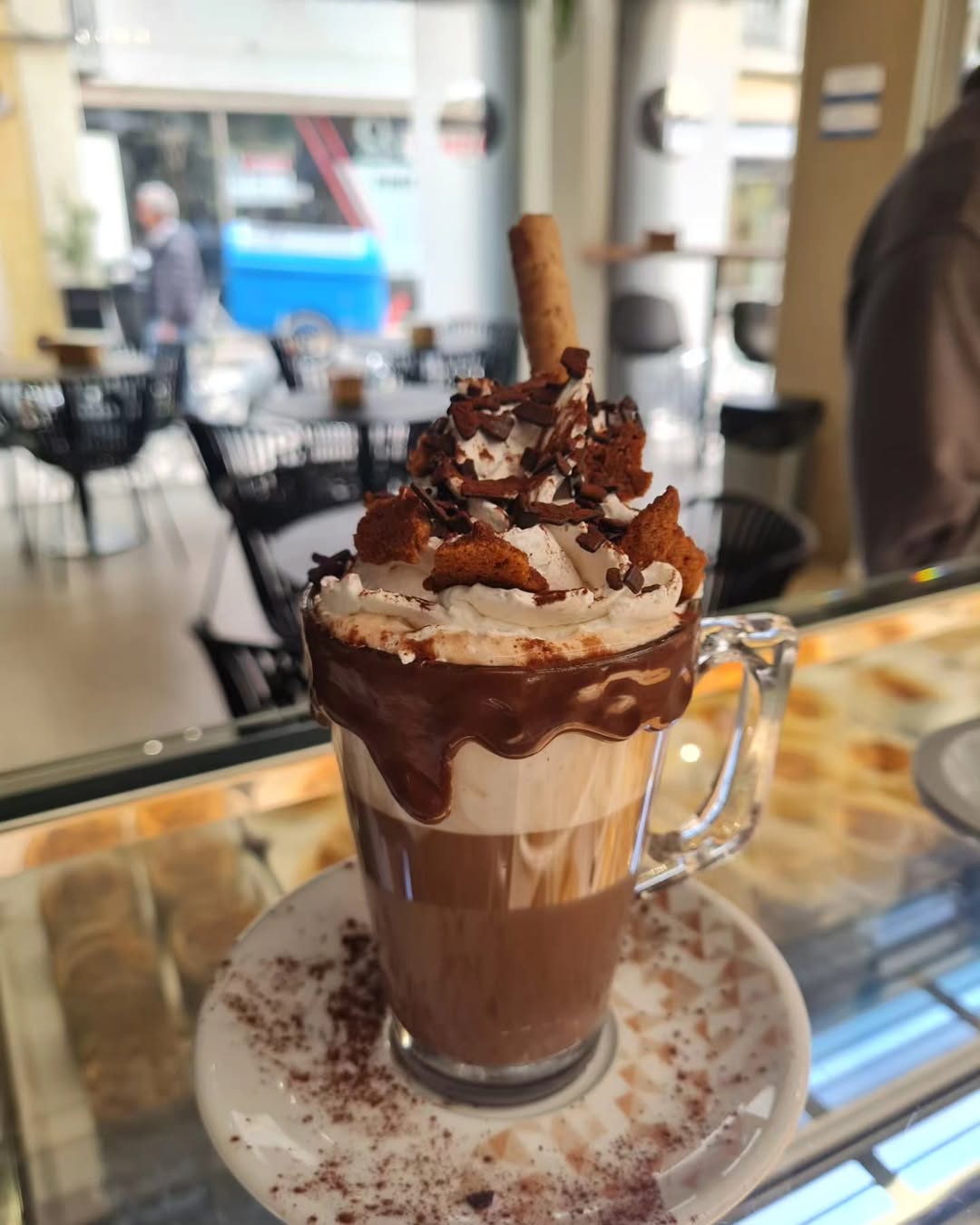 Copo de chocolate com nata e biscoito